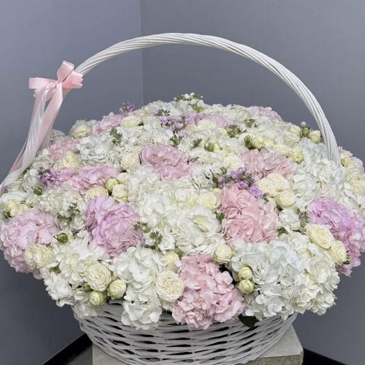 Корзина с цветами💗гортензиями и кустовыми розами💗