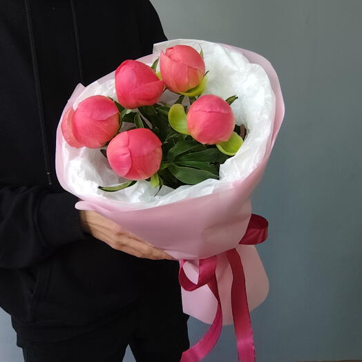 Пионы | Букет из 5 коралловых пионов Корал Сансет в бело-розовом оформлении
