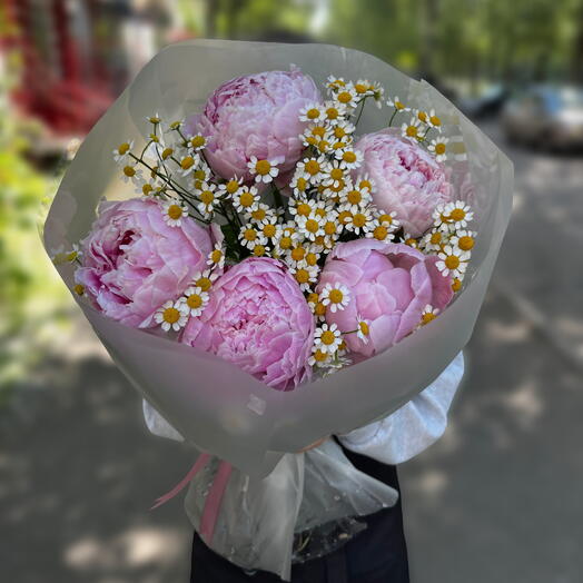 Сборный букет пионы с ромашкой