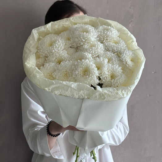 Нежный моно букет из 5 кустовых хризантем белых ромашек