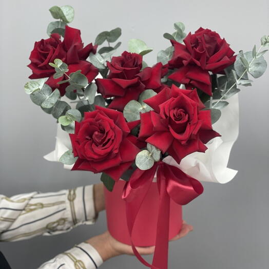 Коробка с красными розами для любимой
