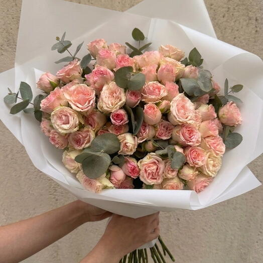 Роскошный, нежный букет из 20 кустовых роз с веточками эвкалипта 🌿💗