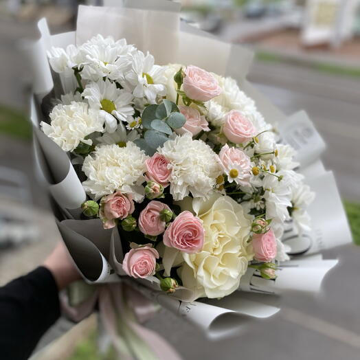Букет белоснежный с нежными кустовыми розами