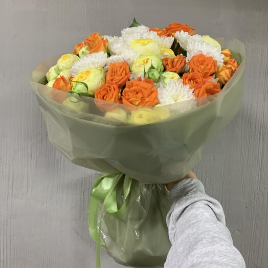 Микс кустовых роз и хризантем