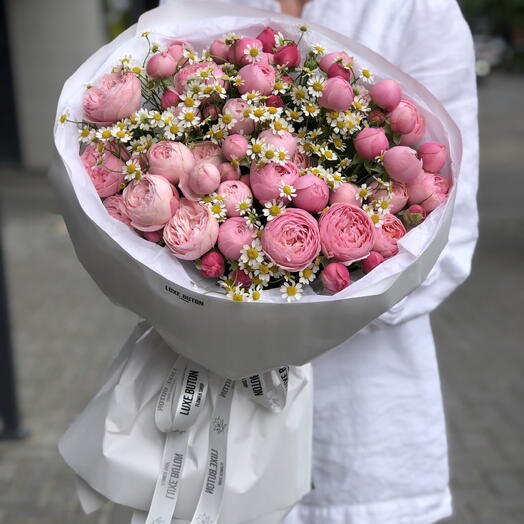 🩷🩷🩷 Букет цветов с пионовидными розами сорта «Silva pink» и ромашкой  + подарок от Vivienne Sabo — румяна MACARON