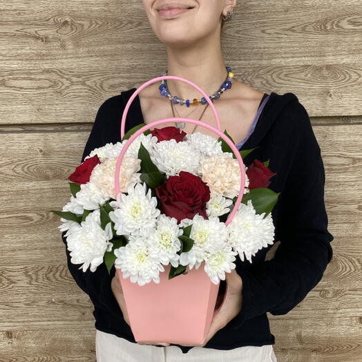 Композиция с красными розами в сумочке