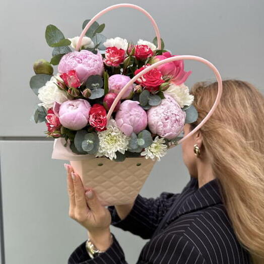 «Мини‑праздник для тебя» 🎉🌸нежная композиция из пион Сара бернар , кустовых роз и хризантем