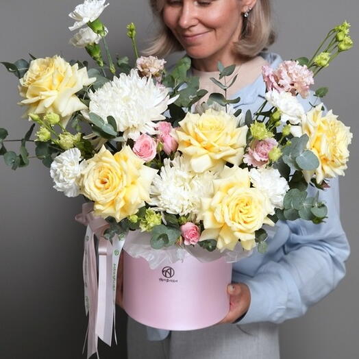 Шляпная коробка с кремовыми французскими розами, одноголовыми хризантемами, эустомами, кустовыми розами и эвкалиптом - L