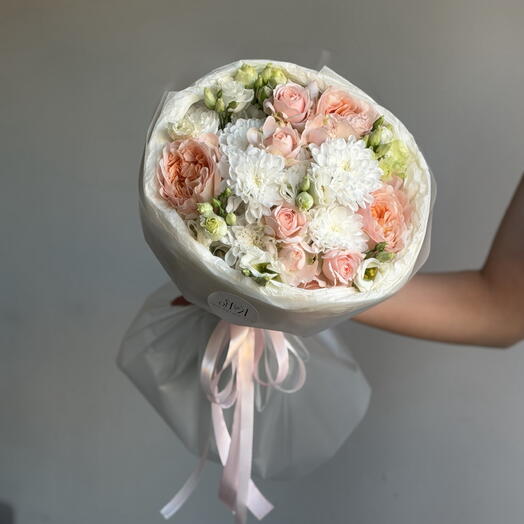 Нежный букет с хризантемой и кустовой розой