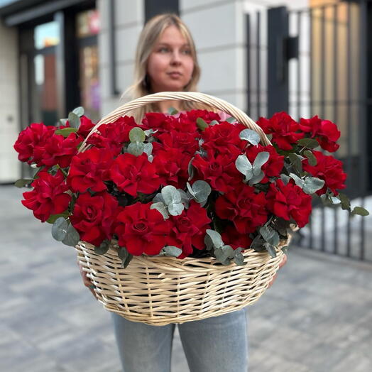 Корзина из красных французских роз «Огонь»