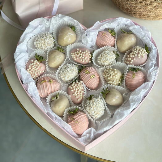 Сердце с клубникой в белом шоколаде