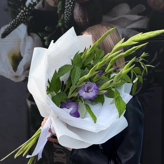 Букет из гладиолусов с малиной🤍