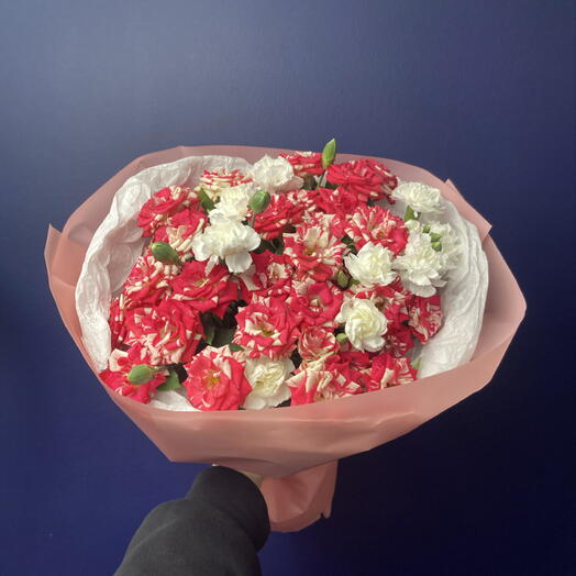 Букет из кустовых роз и кустовых гвоздик