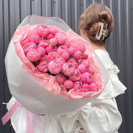 Удивительный моно букет из розовых кустовых роз Silva Pink дофаминовый
