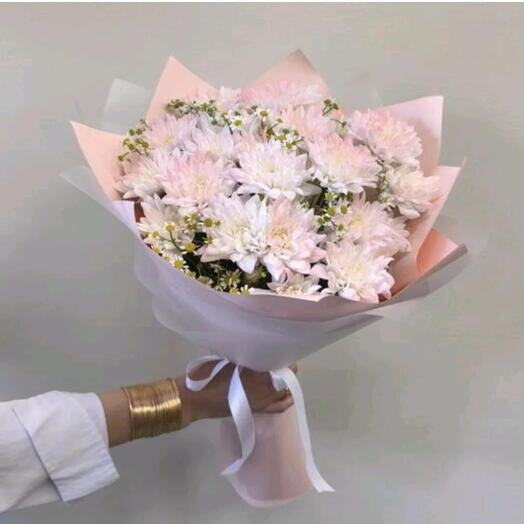 Букет из  крашеных кустовых хризантем и ромашек