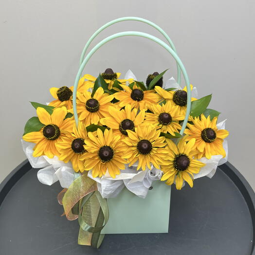 « Ты мое солнце»- летний букет мини подсолнухов в сумке🌻