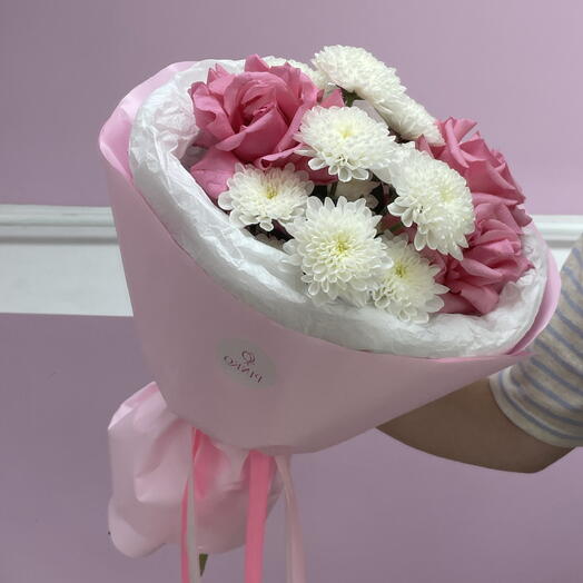 букет из ажурных роз  и хризантемы