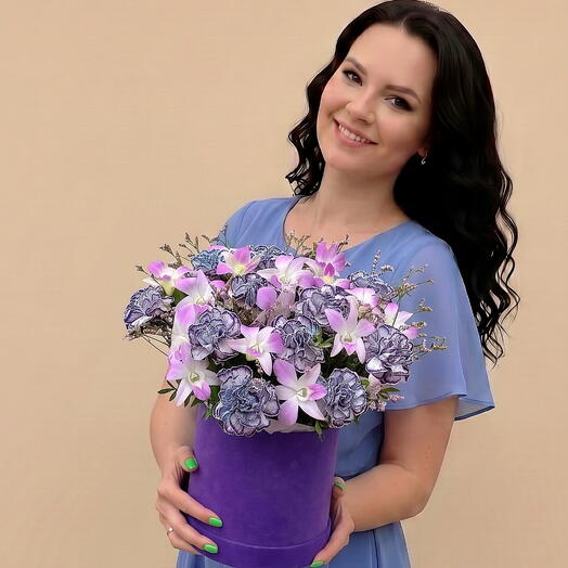 Бархатная коробка с орхидеями и диантусом