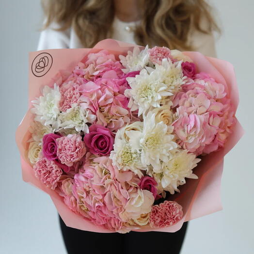 Букет из роз Vendela (Эквадор), роз (Кения), гортензий, гвоздик в розовой пленке