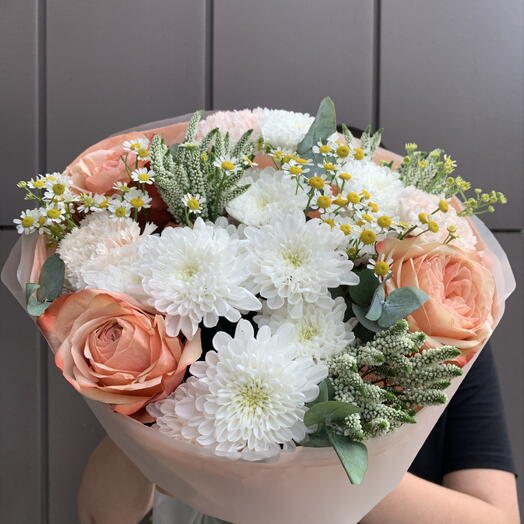 Нежный букет с розой Кахала, диантусами и ромашкой