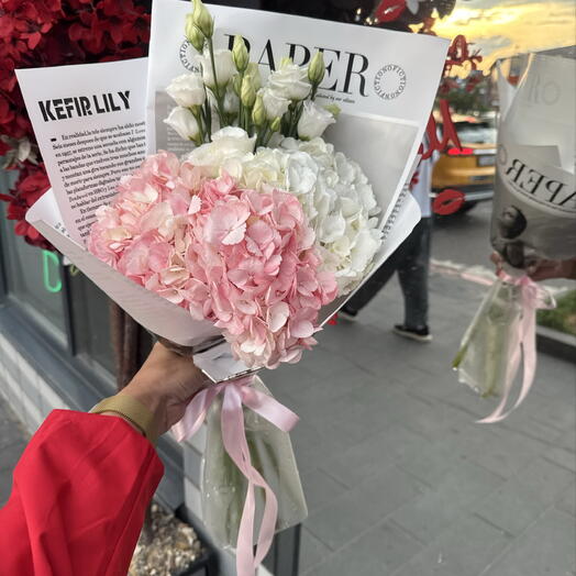 Букет с гортензиями и эустомой