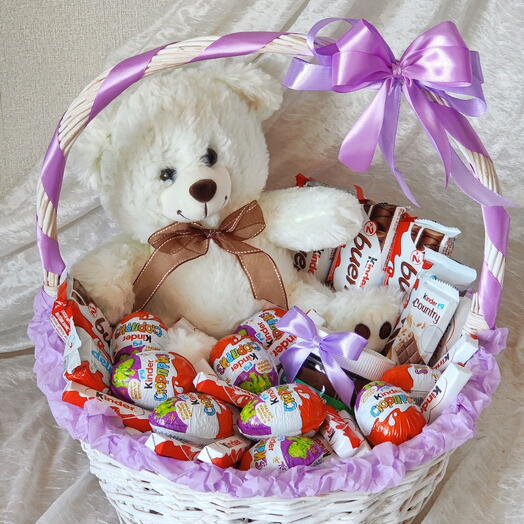 Корзина со сладостями киндер и игрушкой