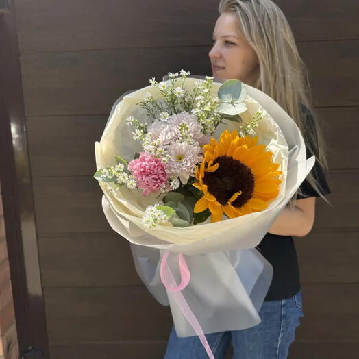 Подсолнух, хризантема и диантус в Нежном букете