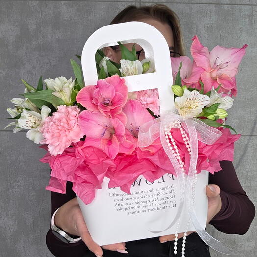 Композиция с гладиолусами 🌸
Нежная сумка с цветами🫶