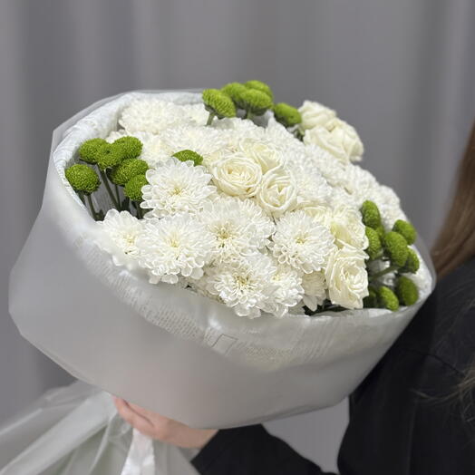 Букет из белой кустовой розы 3шт, кустовой хризантемы Алтай 5шт и 3шт зеленых хризантем Делигрин