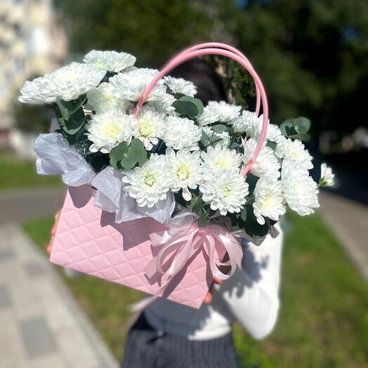 Композиция в сумочке из стойких хризантем