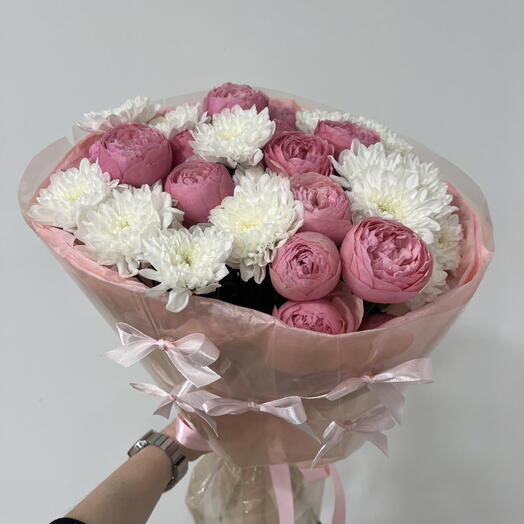 Букет с бантиками🎀(кустовая роза Сильва Пинк, хризантема Алтай)