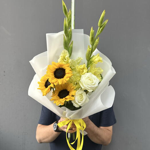 Авторский букет подсолнух, гладиолусы и розы💛