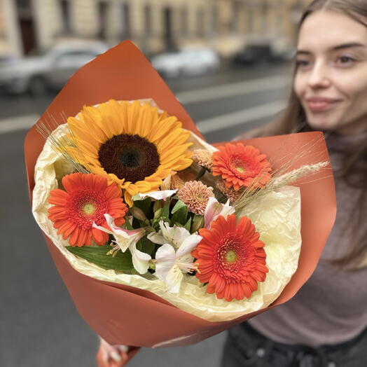 Букет с подсолнухом,гермини,альстромерией и колосьями