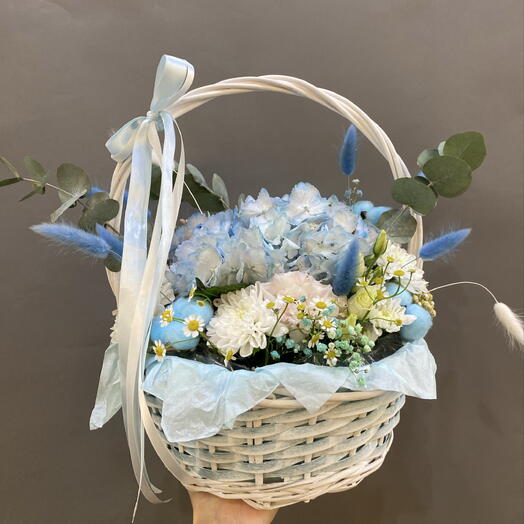 Цветы в корзине