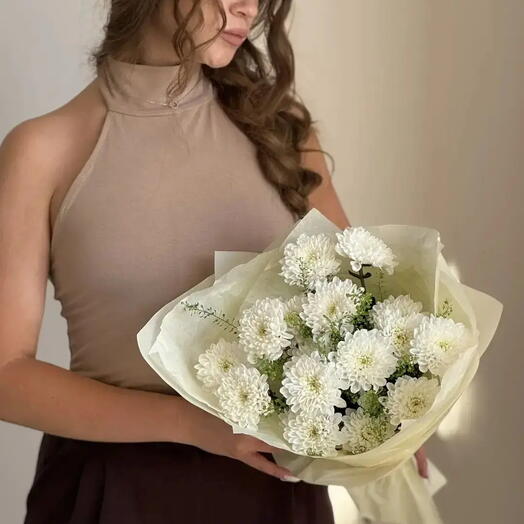 Букет из кустовых хризантем и зелени