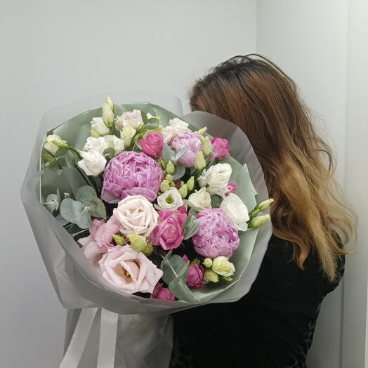 Авторский букет пион, эустома, роза