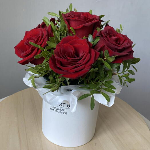 Композиция из красных роз