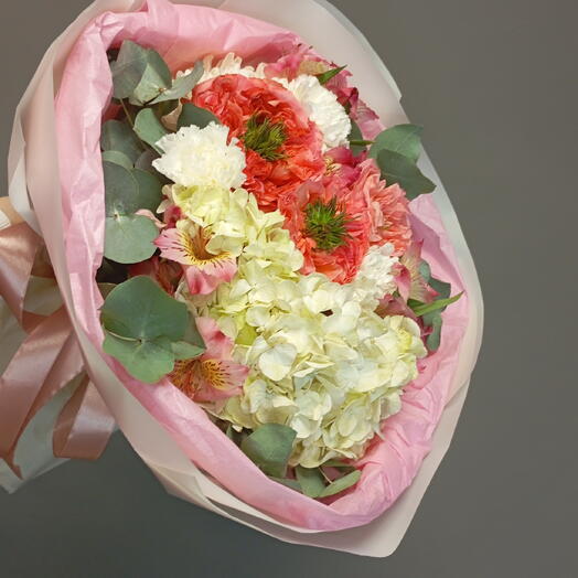 Букет с гортензией, розами, эвкалиптом, альстромерией