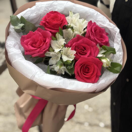 Букет с ярко розовыми розами и альстромерией