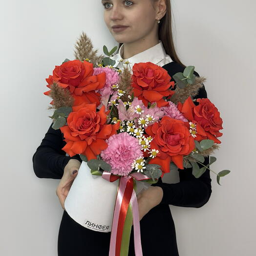 Авторская композиция с алыми французскими розами, альстромерией, гвоздиками, танацетумом и эвкалиптом