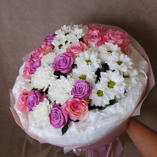 Хризантемы с розами в круглой упаковке 💓