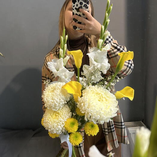 Авторский букет с каллами и хризантемами и гладиолусами 💛🤍