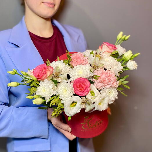 Яркая композиция с розами Джумилия, альстрамерией, диантусами и эустомой в красной фирменной коробке