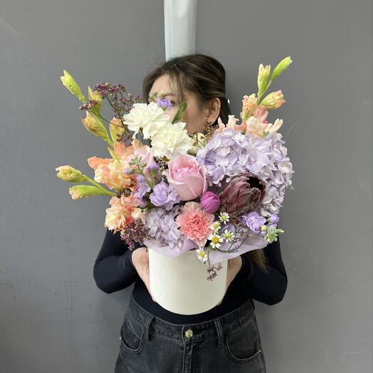 Композиция в шляпной коробке с гладиолусами, протеей и розами 💝