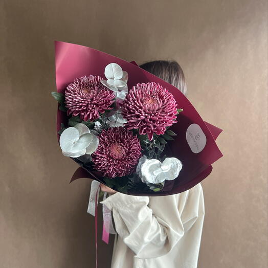 Букет с хризантемой Бигуди