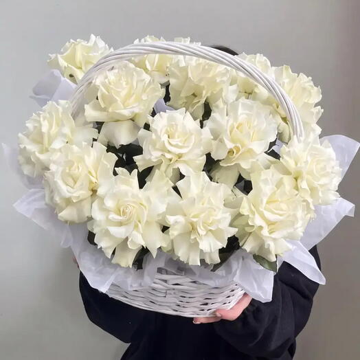 Корзина из импортных ажурных роз «Белое Искушение» 🤍
