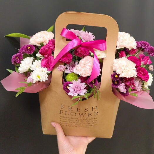 Композиция в сумке Fresh Flowers  из диантуса, хризантемы,розы, сантини