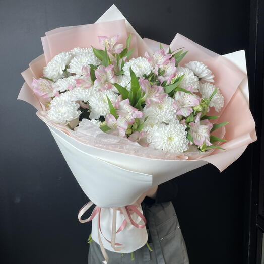 Нежный букет хризантем с альстромериями🤍🌸