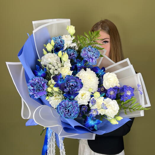 Букет с КОСМИЧЕСКИМИ диантусами, синими орхидеями и белыми цветами 💙🤍💙