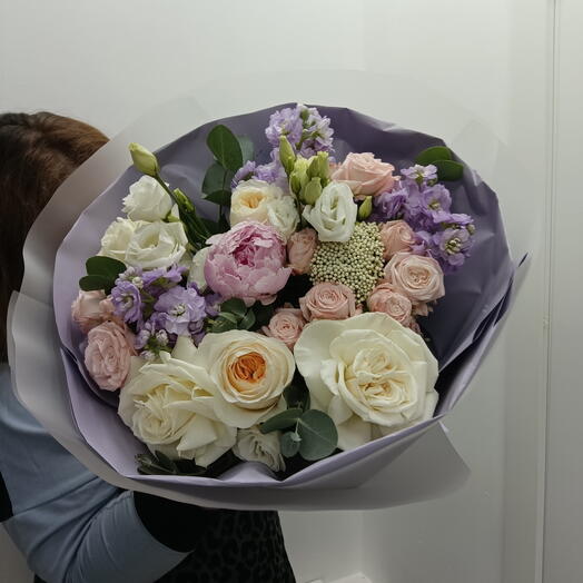 Авторский букет пион, роза пионовидная, роза пионовидная кустовая, маттиола, эустома, эвкалипт 689900